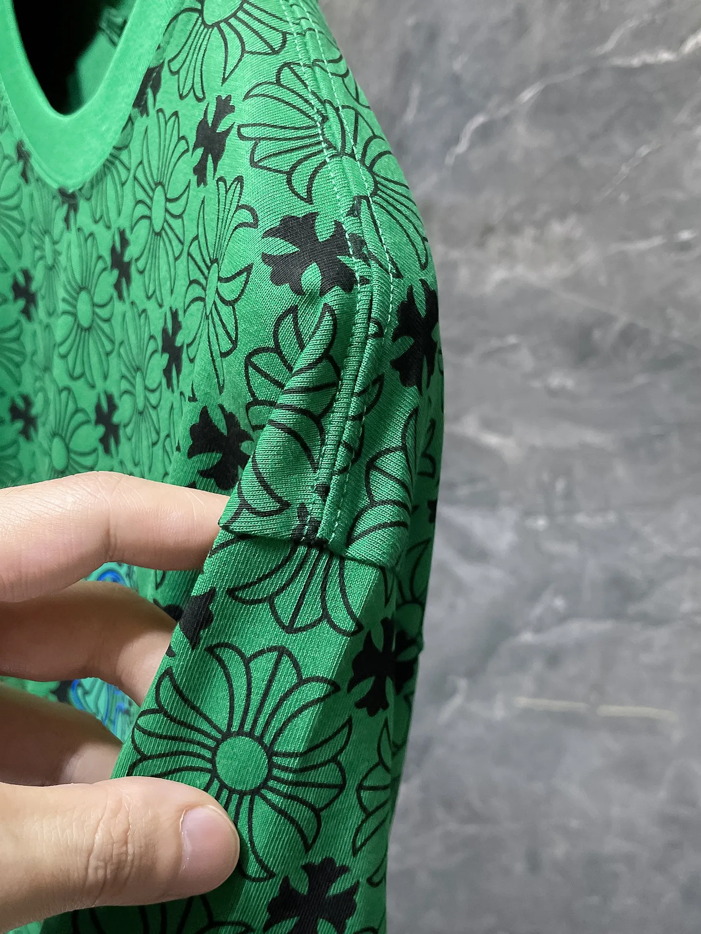 P140 New Chrome Hearts 25ss for summer. High-weight, environmentally friendly and high-quality top-grade fabric. 260g~270g. Customized version with cross-printed short-sleeves. Counter synchronization. Re-engraved version 1:1. Recommended color: green. Size: S, M, L, XL.
